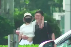 “林有有”张月恋情曝光？与男子当街搂抱动作大胆，对方发福秃顶图片