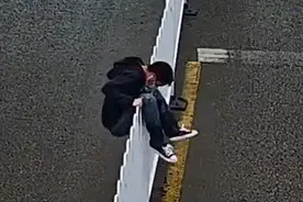 盘州一男子"跨栏"失败 不文明行为正好被监控拍下图片