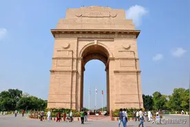 印度首都德里包括旧德里和新德里，街头随处可见嘟嘟车、牛和野狗图片