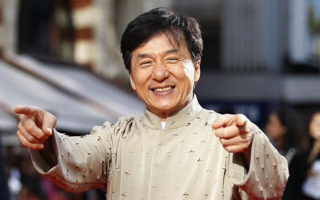 曾有人问成龙身价多少？他笑而不语：“一定没马云多，但也不少”