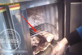 南昌“贤合庄”：牛肉发臭掉地上也继续卖！塑料袋放进锅里煮图片