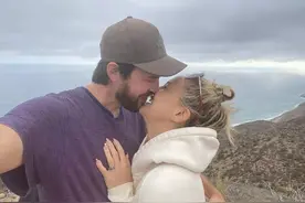 42岁美国女星再订婚，与小7岁男友已有近3岁女儿，情史丰富有三子图片