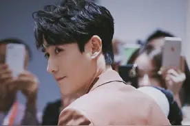 男星“回眸杀”有多惊艳？朱一龙王一博太迷人，看到肖战：爱了图片