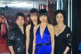 何超琼四姐妹罕见同台，小妹何超仪穿着最大胆，独占C位抢尽风头图片