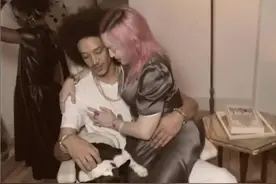 62岁麦当娜带六娃拍全家福，坐26岁男友腿上耳语，甜蜜少女样图片