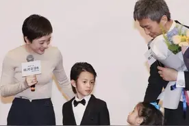 星二代颜霸PK，小四月越来越像赵薇，胡静儿子完全挑爸妈优点长图片