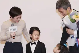 星二代颜霸PK，小四月越来越像赵薇，胡静儿子完全挑爸妈优点长图片