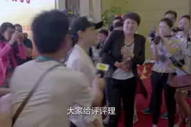大妈董事长肚子难受要去厕所，谁知这时有人来闹事，看着都难受！视频封面