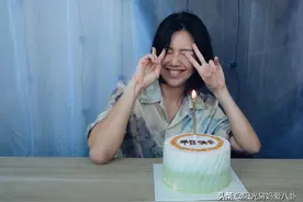 孙燕姿42岁状态好似少女，庆生表演吹唢呐，身穿平价衬衫却赛大牌图片