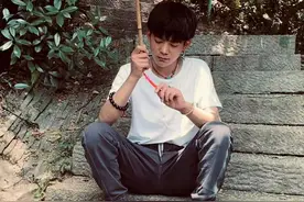 丁真穿短袖游西湖又帅上热搜！打油纸伞戴耳环，混搭风引领新潮流图片