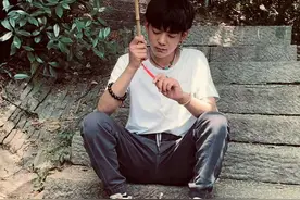 丁真穿短袖游西湖又帅上热搜！打油纸伞戴耳环，混搭风引领新潮流图片
