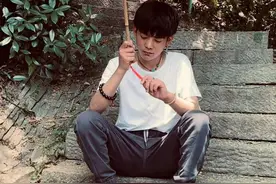 丁真穿短袖游西湖又帅上热搜！打油纸伞戴耳环，混搭风引领新潮流图片