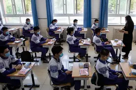 “兄弟姊妹可读同校”：降低多孩家庭成本，推进三孩政策的“好棋”图片