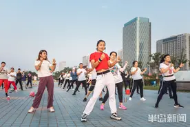 二孩妈妈变健身操达人，海边直播吸引10万粉丝图片