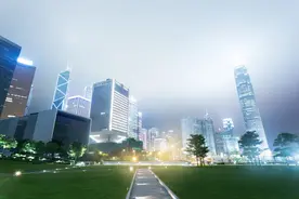 【美文短语】 除了工作给你的尊严和自信，没有什么再能多给你的了图片