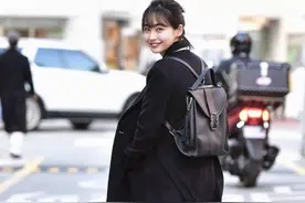 最近火了一种大衣，叫“膝下不过踝”，时髦显高，小个子也适合图片