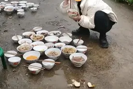 去四川表姐家里玩，第一次看见蹲在地上吃饭的，网友：下雨天咋吃图片