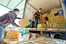 缺人！快递小哥月入近3万 春节前快递爆仓不输双11图片