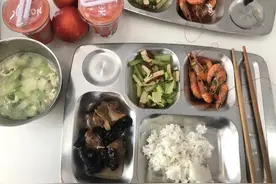 福建小伙晒单位伙食，走红朋友圈，网友：国企待遇让人羡慕图片