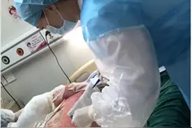 药物治病也会致病！皮肤病专家：吃药后身上出现小红疹，不可大意图片