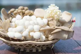 菌菇和几样食物一起炒，养胃护心，降糖补钙，血管也养护得好好的图片
