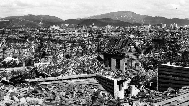 广岛原子弹爆炸真实场景:4000度高温把人蒸发成气体,惨不忍睹