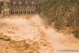 黄河三门峡大坝全孔开闸泄洪图片