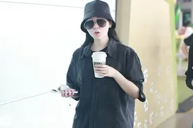 张靓颖好酷，黑色衬衫配黑色短裤，简洁时尚又潮又帅，气质真不错图片