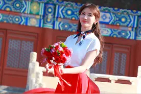 45岁林志玲太少女了！白衣红裙亮相活动，系一条小方巾更高级图片