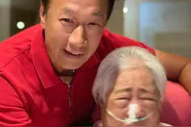 富士康老总郭台铭携妻儿重游家乡，跪拜94岁母亲，网友：有孝心图片