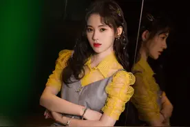 鞠婧祎身穿黄色透视蕾丝打底衫，尽显小女生的娇俏图片