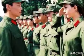 女干事在饭堂悄悄约张参谋：今天是周末，晚上到我宿舍坐坐？图片