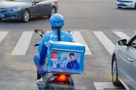 外卖女骑手为何慢慢变多？图片