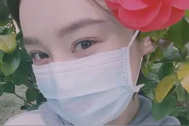 袁姗姗户外戴口罩自拍心情好 漫步花间笑眼弯弯温婉动人图片