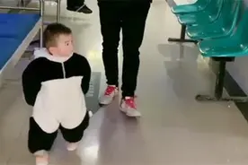 “霸气萌娃”在医院输液火了，背着手“视察工作”，领导范十足图片