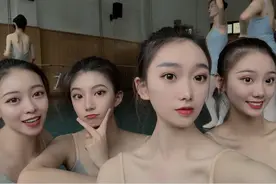 小说：我和邻居姐姐每晚偷偷聊天，以为只自己失眠，她因我睡不着图片