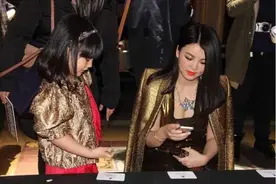 李湘才是“大号水蜜桃”！亮片裙装配夹克真洋气，微胖身材美极了图片
