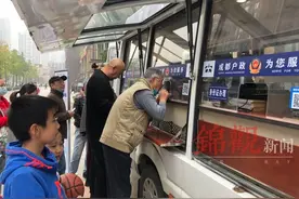 成都首台“三合一”移动服务车启动 把交管户政出入境服务送到家门口图片