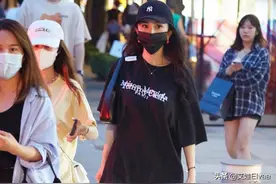杨幂外出逛街被偶遇，穿“情趣袜”身材目测80斤，大小包收获颇丰图片