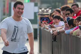 数学考完了！北京考生脸上洋溢着笑容走出考场 家长夹道欢迎图片