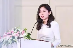 人生赢家！90后美女继承千亿资产，与苏宁“太子”订婚牵手图片