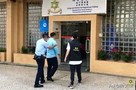 六把斧头、六把铁锤！男子在酒店外摆阵图片