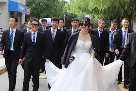 酸了！毕业班27名男生圆唯一女生公主梦 穿西装列队接女孩下楼视频封面