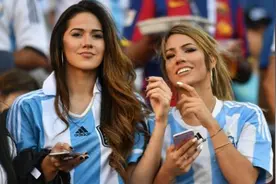 阿根廷有多前卫？男女老少露天洗"新年浴"，中国游客：无法理解图片