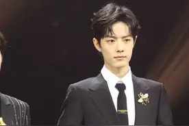 网曝肖战录制歌曲花絮，戴两层口罩消毒，制作人夸“冒死来录音”图片