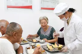 晚年住在儿子家舒服，还是女儿家舒服？几位老人的心里话，很现实图片