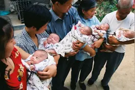 山东农妇生5胞胎，创下2项全国纪录，如今，孩子全都长大成人图片