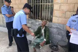 37℃的高温下，姜堰一位八旬老人竟赤脚步行图片