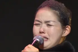 生下来就被丢弃的女孩，三十年后亲妈想要认回来，哭得天昏地暗图片