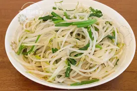 入秋后韭菜和它是绝配，清脆爽口不油腻，1斤才2块，炒一炒真香图片